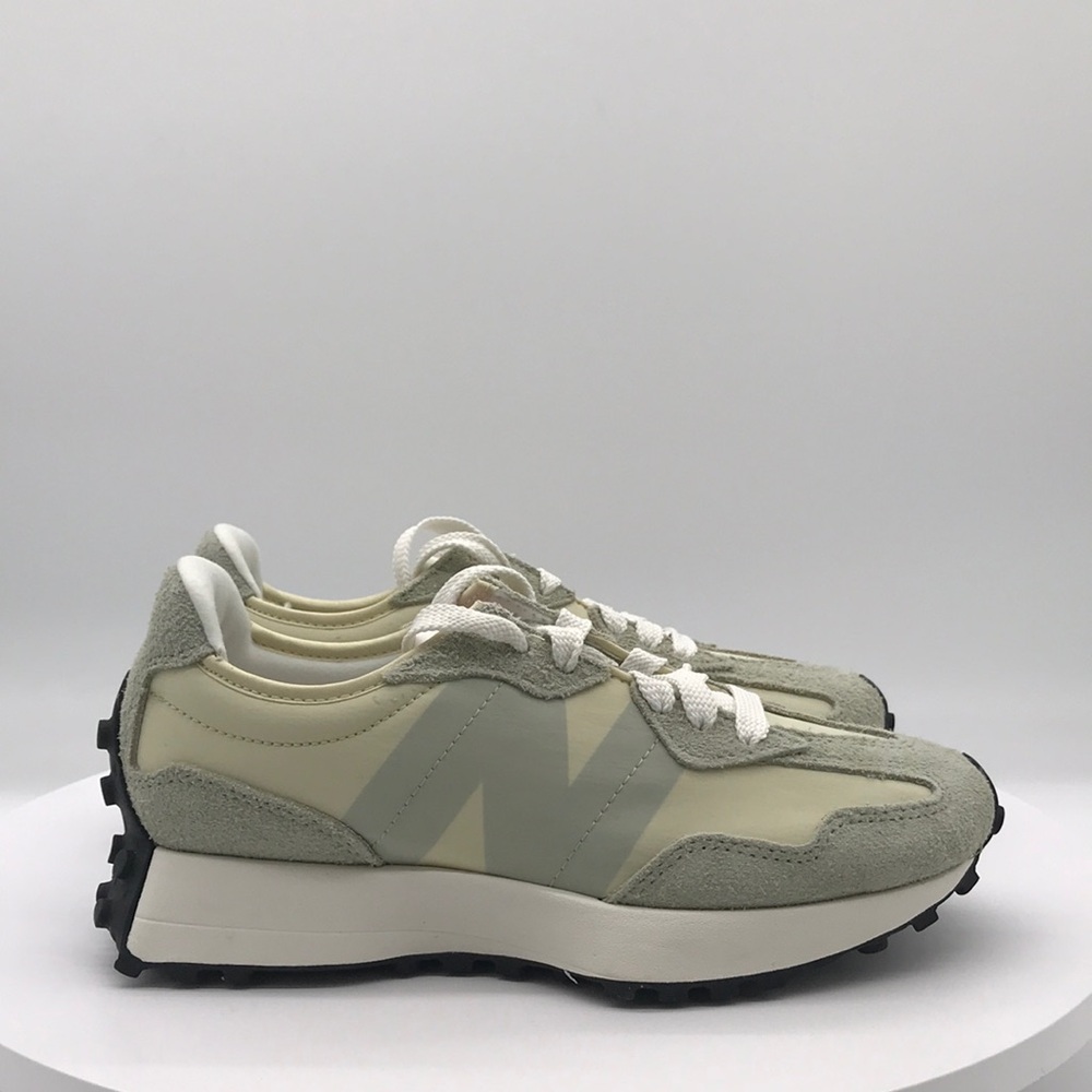 New Balance unisex  Sneakers size 9 womens 7.5 mens US